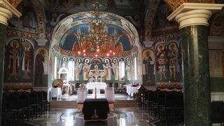 Sicriul Ilenei Ciuculete a fost depus in biserica, in ropote de aplauze