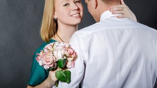 Un barbat din Severin a chemat o femeie acasa, iar aceasta i-a furat banii si bonurile de masa