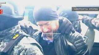 Chilianul acuzat de frauda in tara lui si arestat in Romania a fost extradat. Inainte de a ajunge la aeroport, iubita i-a adus pachete peste pachete.