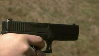 A crezut ca l-a muscat o viespe, dar medicii au constatat ca fusese impuscat