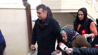 Mamei Ilenei Ciuculete i s-a facut rau cand a intrat in biserica! Batrana este plansa si garbovita de varsta si durere. Abia a reusit sa urce scarile, ajutata de rude | FOTO&VIDEO