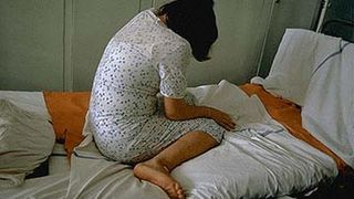 O femeie din Suceava a fost violata de patru indivizi de etnie roma de fata cu sotul ei