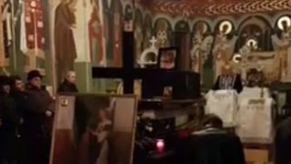 Cornel a stat in genunchi, langa sicriu