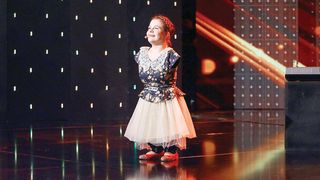 Cum arata o zi din viata fetei fara maini. Lorelai: "Ma trezesc cu zambetul pe buze si spun: Te iubesc, Dumnezeu"