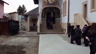 In stanga se afla intrarea in capela