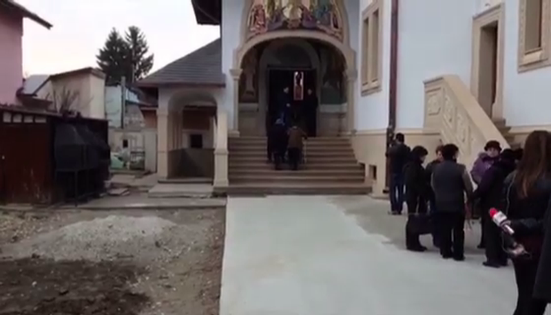 In stanga se afla intrarea in capela