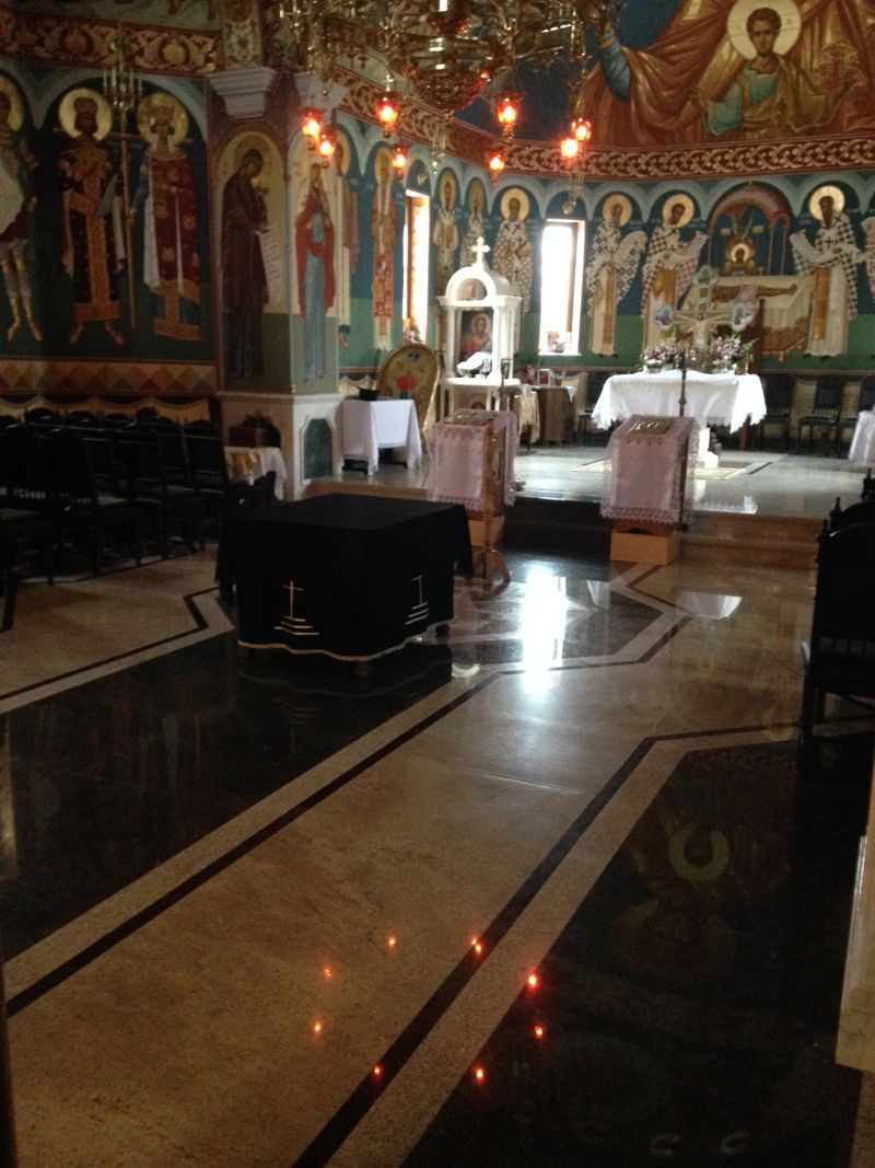 Imagine din biserica, inainte ca interpreta sa fie depusa