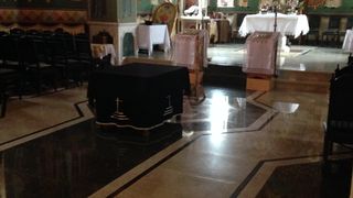 Imagine din biserica, inainte ca interpreta sa fie depusa