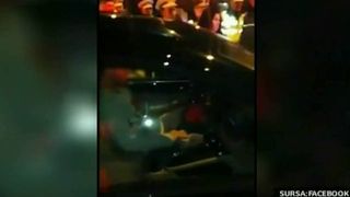 Politistii romani, extrem de blanzi in cazul tanarului care a luat pe capota un ofiter. In afara, oamenii legii sparg geamul masinii in 3 secunde, in cazuri asemanatoare