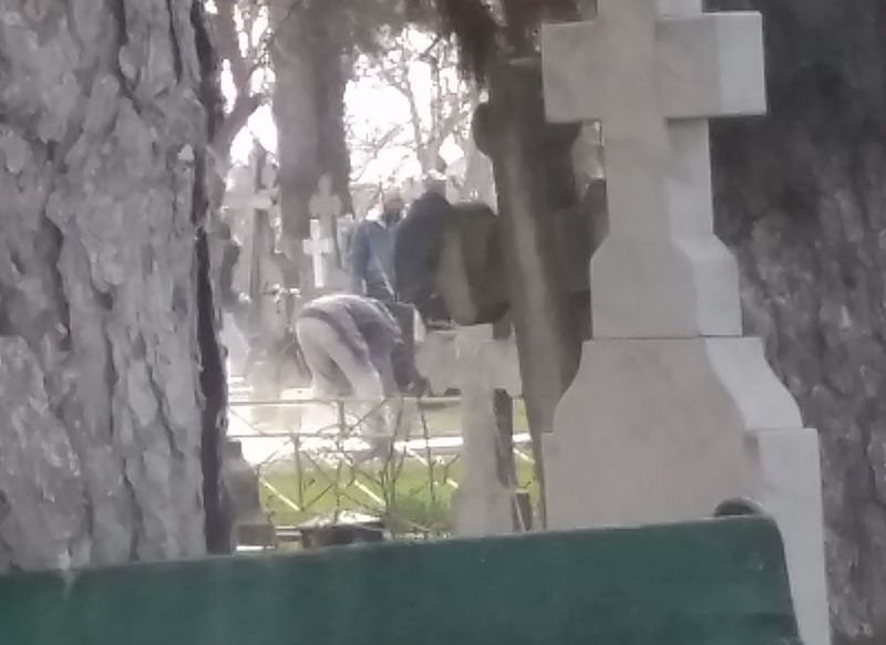 La cimitir, ieri, muncitorii lucrau la cripta Ilenei Ciuculete
