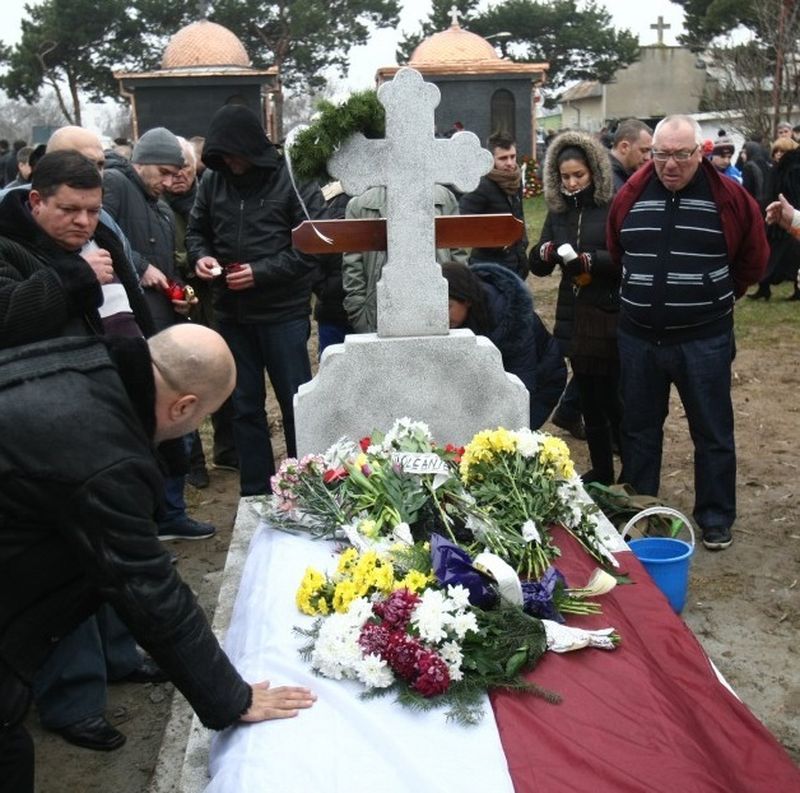 Mormantul Ilenei Ciuculete este langa cel al lui Nae Manea