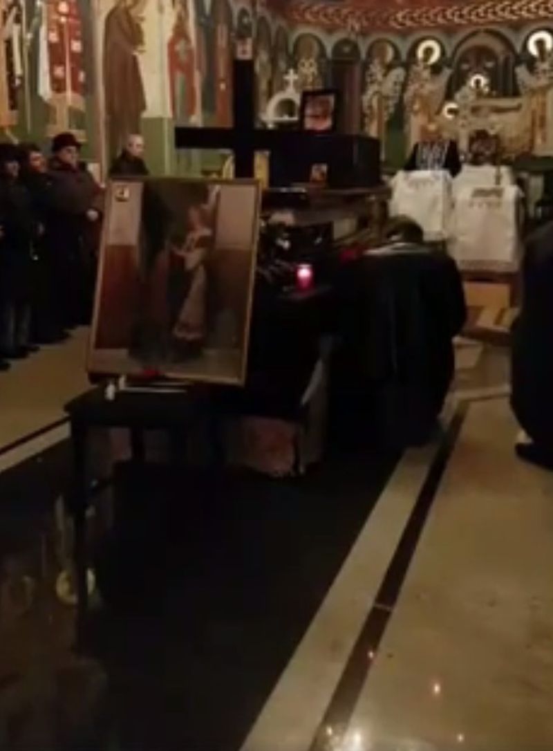 Cornel Gales, ingenunchiat langa sicriul sotiei sale