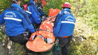 Barbat ratacit in Masivul Retezat, gasit de jandarmii montani si salvamontistii din Hunedoara, in albia paraului Toplita