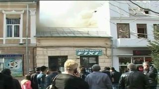 Incendiu in centrul orasului Targu Jiu. O casa a fost mistuita de flacari. Autoritatile au evacuat de urgenta intreaga zona