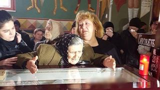 Mama Ilenei Ciuculete plange in hohote si vorbeste cu fiica ei aflata in sicriu! "Pleci de aici, de la mamicuta ta, de la copiii tai si de la fratele tau..." Toata lumea s-a intrebat de ce nu-l pomeneste si pe Cornel Gales, sotul artistei