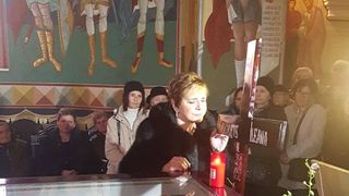 Ionela Prodan, sfarsita de durere la sicriul Ilenei Ciuculete! Cantareata a izbucnit in lacrimi la capatul artistei si, apoi, i-a pupat crucea! Video exclusiv!