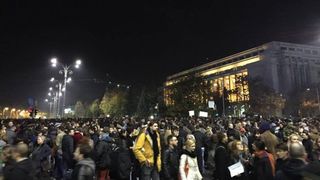O masina a intrat intr-o poarta din fata Guvernului, dupa ce a trecut printre protestatarii aflati in zona