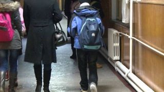 Caz de agresiune intr-o scoala din Romania. Un profesor de sport a lovit un copil, desi fusese suspendat tot pentru agresiune