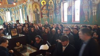 Imagini de la inmormantare! Ingrozitor! Mama Ilenei Ciuculete s-a prabusit! Batrana a fost carata pe brate afara din biserica. Incidentul s-a petrecut chiar deasupra cosciugului artistei