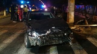 Trei morti si doi raniti, dupa ce un sofer a intrat cu masina intr-un cap de pod in judetul Timis