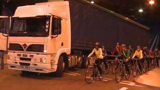 Un sofer roman, gasit mort in camion in Franta