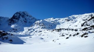 Doi alpinisti s-au pierdut pe munte. Salvamontistii ii cauta in Retezat