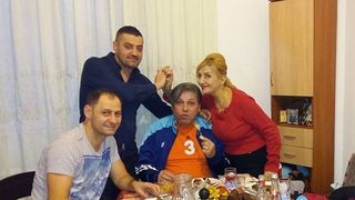 Ilena Ciuculete si Cornel Gales, sotul ei, au petrecut de Craciun alaturi de baietii cantaretei