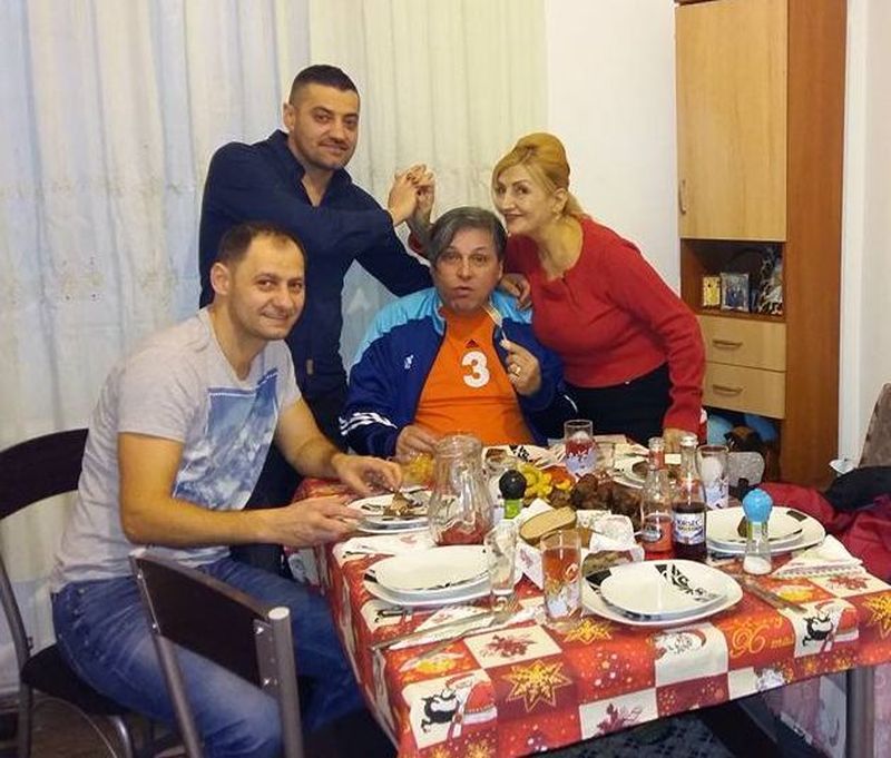 Ilena Ciuculete si Cornel Gales, sotul ei, au petrecut de Craciun alaturi de baietii cantaretei