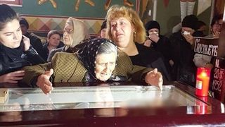 Codruta (stanga), alaturi de mama Ilenei Ciuculete, la sicriul artistei