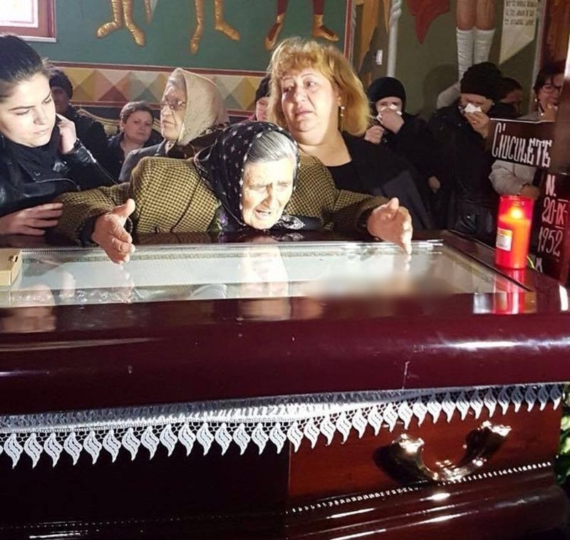 Codruta (stanga), alaturi de mama Ilenei Ciuculete, la sicriul artistei