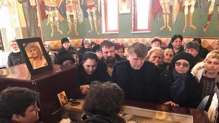 Pana unde a mers isteria celor prezenti la inmormantarea Ilenei Ciuculete! Au pozat-o moarta in cosciug si s-au falit, apoi, cu pozele pe internet! Chair si colegii i-au facut poze cu telefonul!