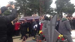 Incredibil! S-ar rasuci in mormant daca ar vedea. Ce a aparut la mormantul Ilenei Ciuculete la o zi dupa inmormantare