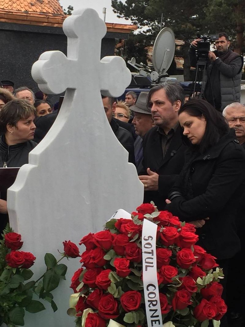 Roxana, nora Ilenei Ciuculete, a stat langa Cornel Gales la cimitir