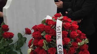 Roxana, nora Ilenei Ciuculete, a stat langa Cornel Gales la cimitir