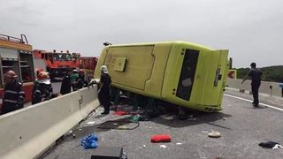 Un autocar cu 30 de persoane a ajuns intr-un sant, dupa ce soferul a incercat sa evite impactul cu alt autovehicul