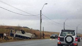 13 copii din Hunedoara au ajuns la spital dupa ce microbuzul care ii transporta la scoala s-a rasturnat. Soferul era baut