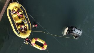 Tragedie in Italia. Trei romani au murit dupa ce masina in care se aflau a cazut intr-un rau