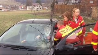 Ambulanta din Suceava, lovita  de un sofer de 85 de ani care nu i-a acordat prioritate