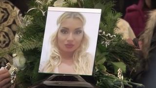 Imagini sfasietoate de la inmormantare Daliei, tanara din Oradea impuscata mortal de fostul iubit. Mama ei s-a prabusit de durere peste cosciug