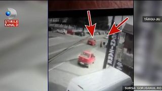 Scena infricosatoare, la T&acirc;rgu Jiu. Un sofer a intrat din plin intr-o femeie si s-a oprit intr-o alta masina