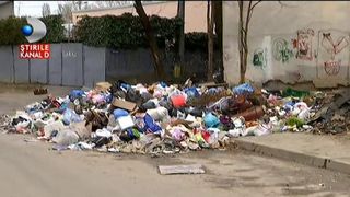 Romania pierde lupta cu gunoaiele. O strada din sectorul 5 a devenit focar de infectie. Oamenii arunca gunoiul pe unde prind. Trotuarul e blocat de resturi