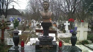 Asa arata mormantul lui Ion Dolanescu