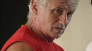 Vaduva si cei doi fii i-au facut mormant din marmura lui Szobi Cseh! Pe cruce e o lucrare sculptata chiar de cascador! Vezi cat de ingrijit e locul lui de veci!