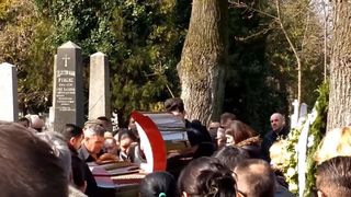 Adrian Hladii, cel care a impuscat-o pe Dalia Duca, a fost inmormantat. Sotia lui a jelit peste sicriul deschis