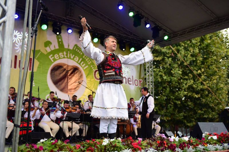 Este si cantaret de muzica populara