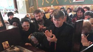 Parintele Pomohaci, care si-a facut selfie langa sicriul Ilenei Ciuculete, acuzat ca s-a imbogatit din bani publici! Desi este preot, el a incasat bani frumosi de la primaria Baia Mare pentru a canta in spectacolele organizate de autoritatile locale