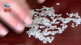 Ce pericole se ascund pe piata alimentara romaneasca. Orez din plastic, carne din lipici sau oua din gelatina sunt cateva dintre el - Afla cum sa te feresti de ele