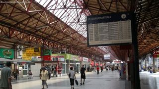 Greva spontana la CFR, incepand cu ora 7:00. Trenurile au intarzieri si de 100 de minute. Circulatia a fost reluata in cateva orase. Se discuta cu angajatii pentru incetarea protestului UPDATE