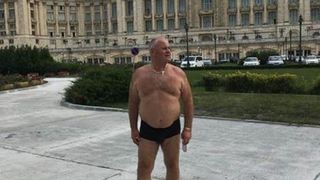 Protest in chiloti in fata Parlamentului al unui politician. Care a fost motivul gestului extrem