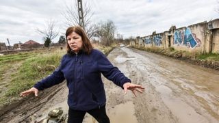 Caz halucinant la Sibiu: O femeie si-a parcat masina in curte si acum este cercetata penal